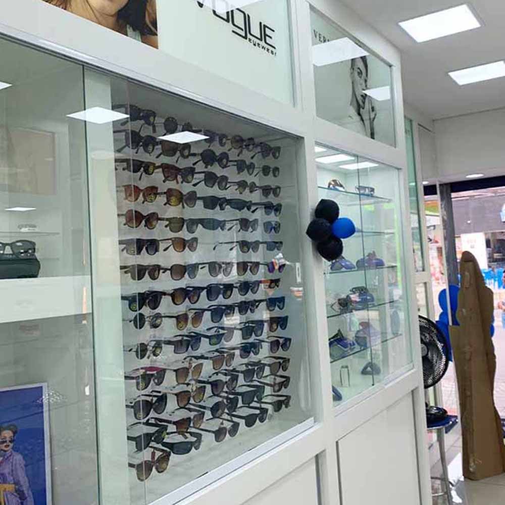 Painel Expositor em Acrílico para Óculos 100x100cm Painel Expositor em Acrílico para Óculos 100x100cm