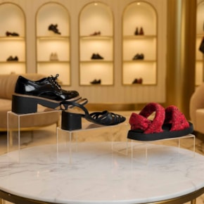 Plataforma Expositora de Calçado em Acrílico para Vitrine